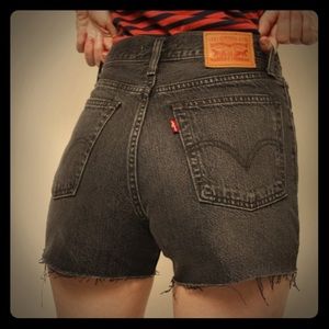 NWOT LEVI’S BLACK MAGIC WEDGIE SHORTS